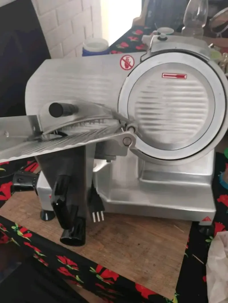 Cortadora de cecinas HBS-220 - 2