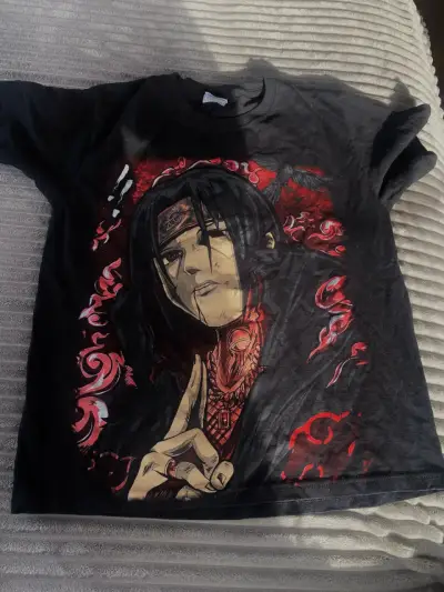 Polera negra diseño anime - miniatura 1