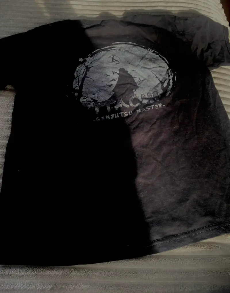Polera negra diseño anime - 2