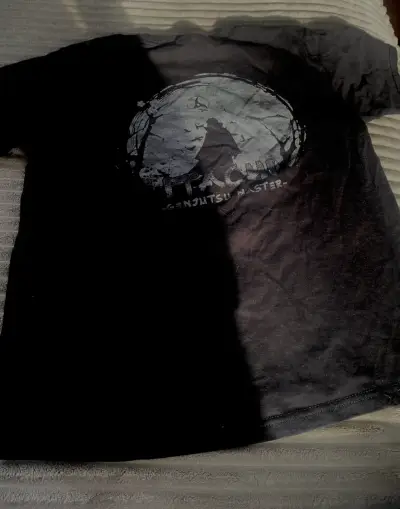Polera negra diseño anime - miniatura 2
