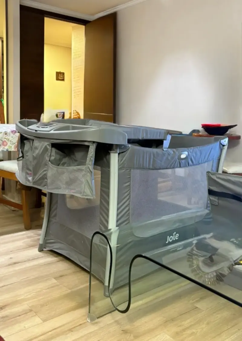Cuna corral Joie plegable gris