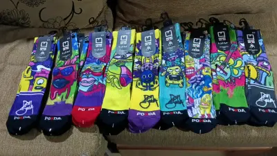 Calcetines con diseños coloridos - miniatura 1