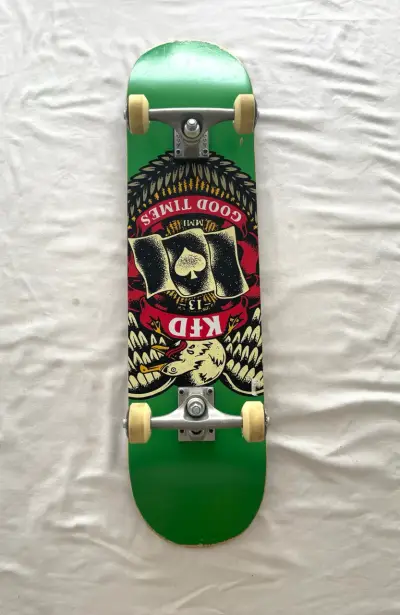 Skateboard verde diseño gráfico KFD - miniatura 1