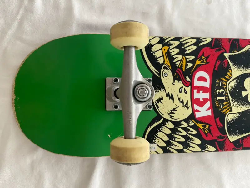 Skateboard verde diseño gráfico KFD - 3