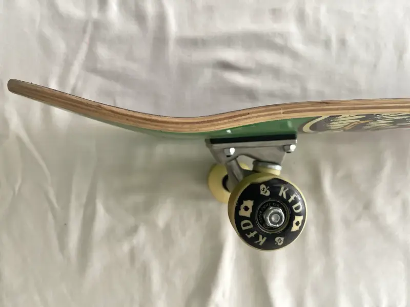 Skateboard verde diseño gráfico KFD - 4