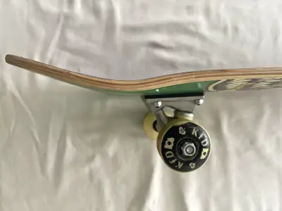 Skateboard verde diseño gráfico KFD - miniatura 4