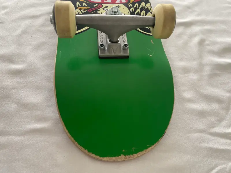 Skateboard verde diseño gráfico KFD - 5
