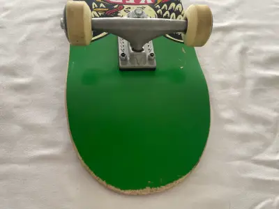 Skateboard verde diseño gráfico KFD - miniatura 5