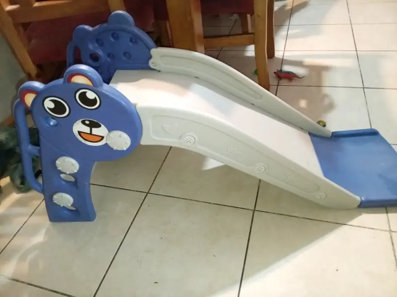 Tobogán infantil azul con oso