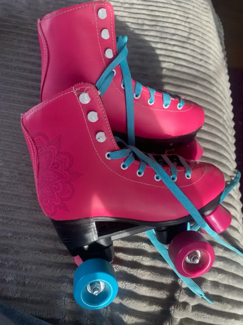 Patines rosados de 4 ruedas (talla 34)