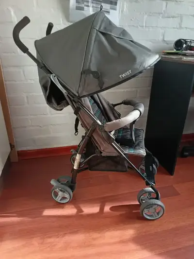 Coche de bebé plegable gris - miniatura 1
