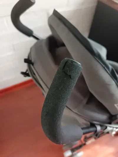 Coche de bebé plegable gris - miniatura 2