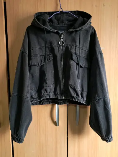 Chaqueta crop negra de mezclilla con capucha XL - miniatura 1