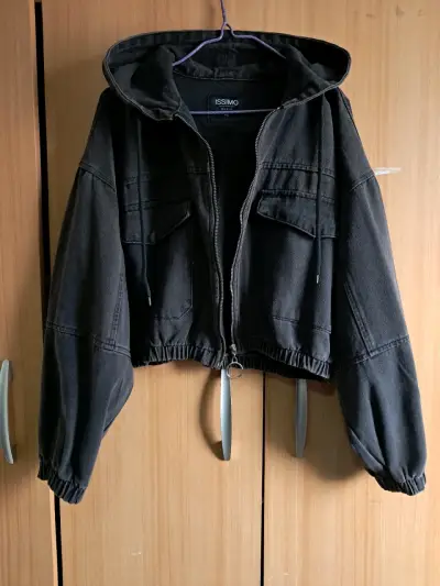 Chaqueta crop negra de mezclilla con capucha XL - miniatura 3