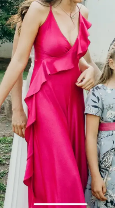 Vestido largo fucsia con volantes - miniatura 1