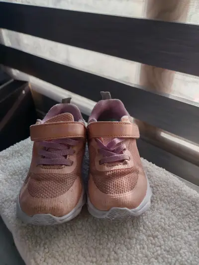 Zapatillas rosas para niña - miniatura 1