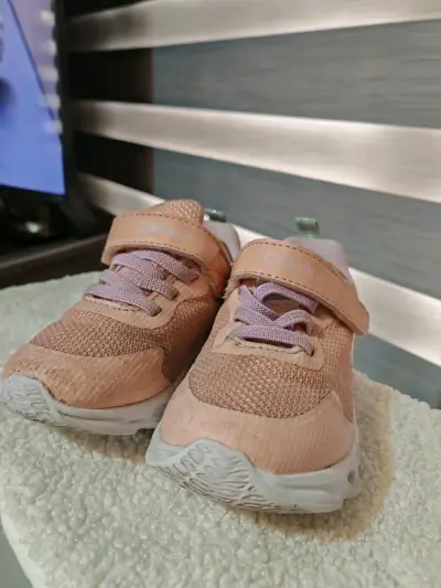 Zapatillas rosas para niña - miniatura 2