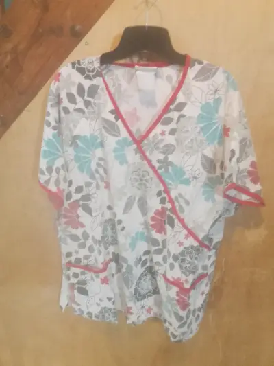 Blusa médica estampada floral - miniatura 1