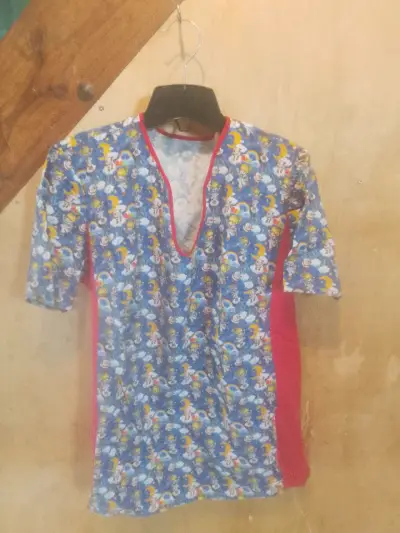 Blusa médica estampada floral - miniatura 3