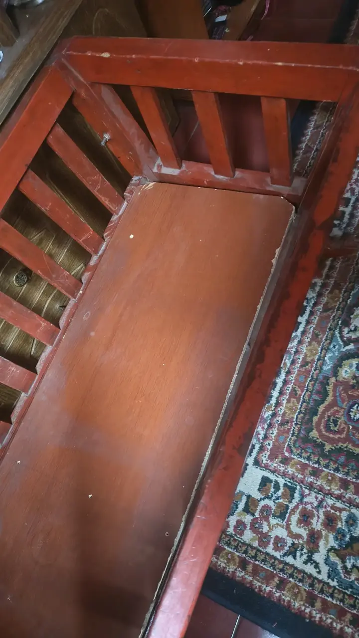 Mueble de madera barnizado - 2