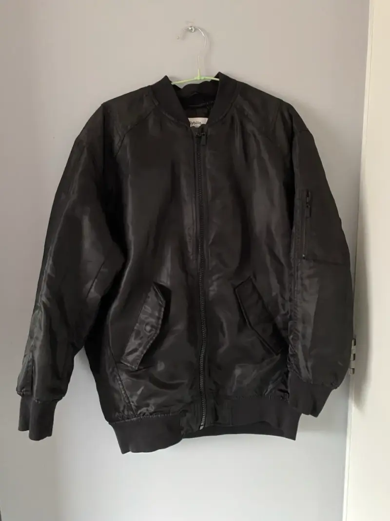 Chaqueta negra tipo bomber - 1