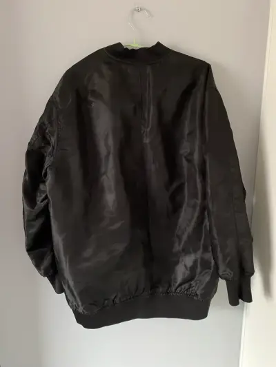 Chaqueta negra tipo bomber - miniatura 2