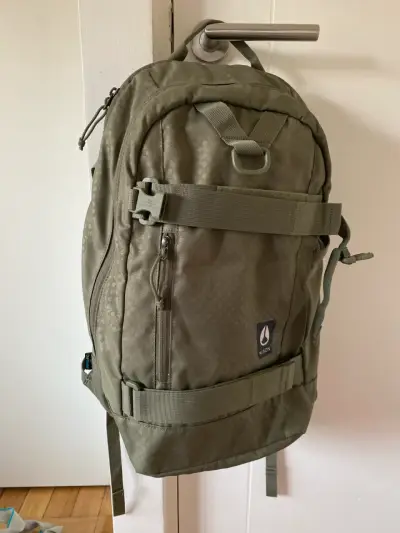 Mochila verde olivo con bolsillos - miniatura 1