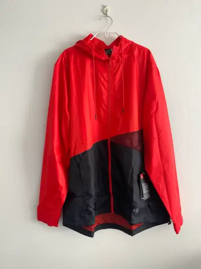 Chaqueta deportiva roja y negra Under Armour - miniatura 3