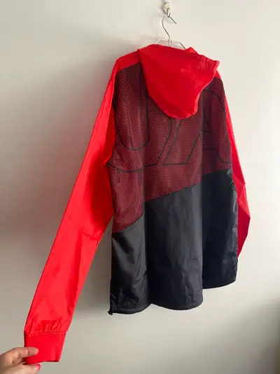 Chaqueta deportiva roja y negra Under Armour - miniatura 4