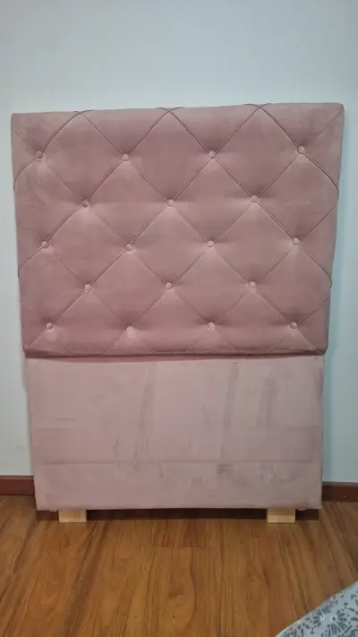 Respaldo de cama rosa capitoné - miniatura 1