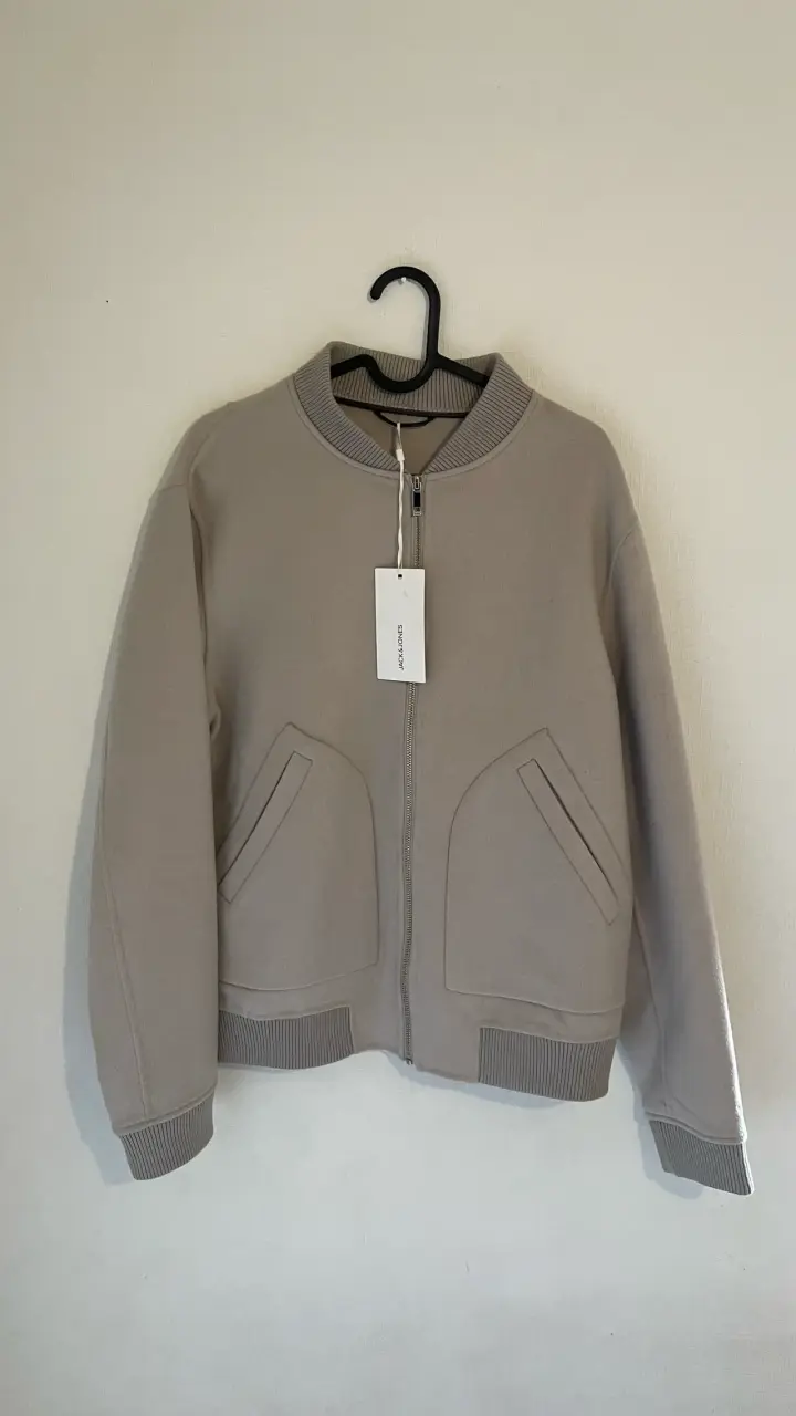 Chaqueta beige con cremallera nueva - 1