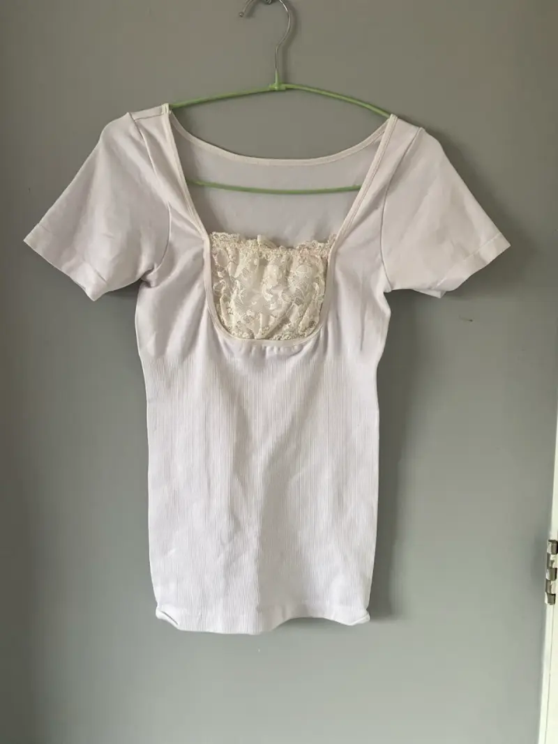 Polera blanca con encaje - 1