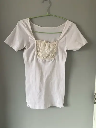 Polera blanca con encaje - miniatura 1