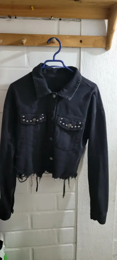 Chaqueta negra con tachas - miniatura 1