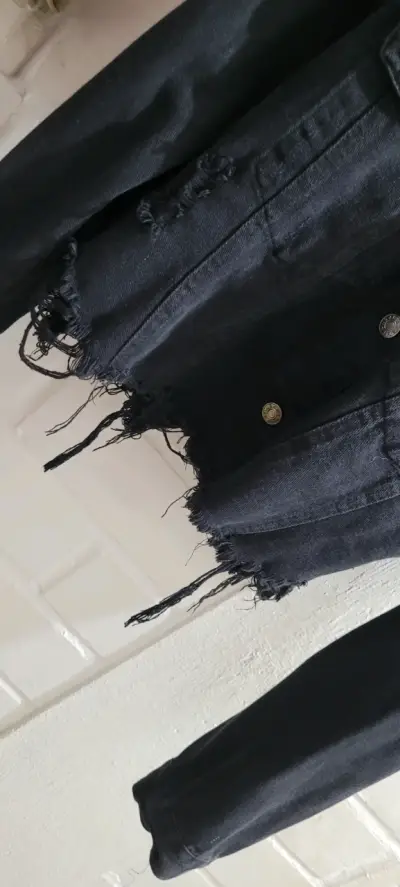 Chaqueta negra con tachas - miniatura 2