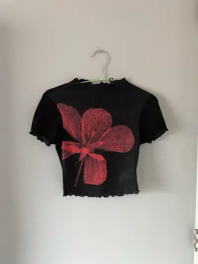 Polera negra con flor roja - miniatura 1