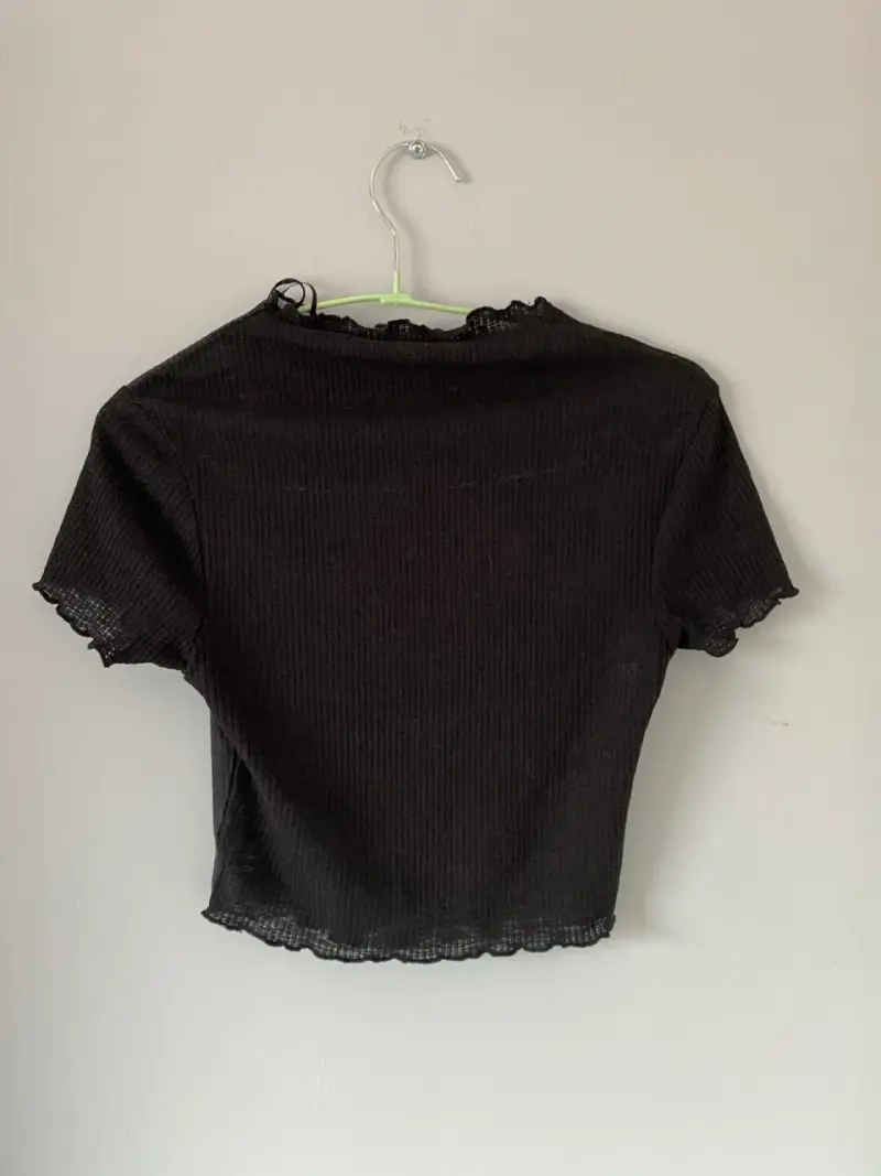Polera negra con flor roja - 2