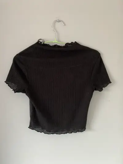 Polera negra con flor roja - miniatura 2