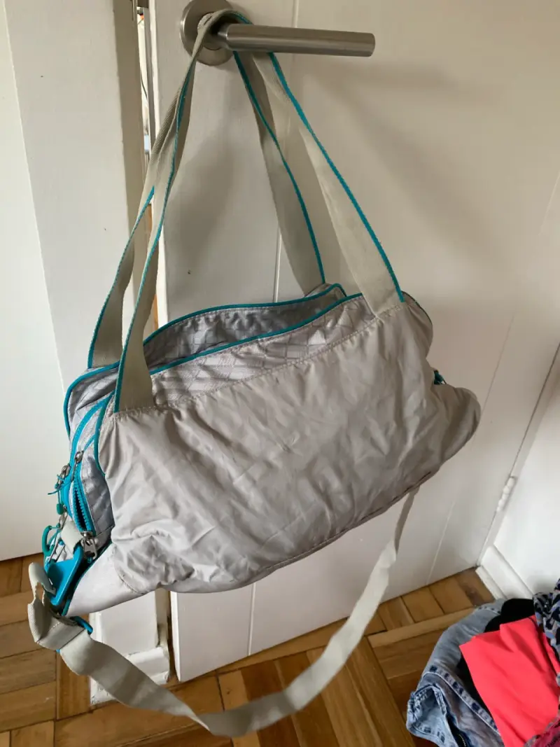 Bolso deportivo gris con azul - 3