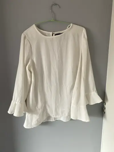 Blusa blanca con vuelos - miniatura 1