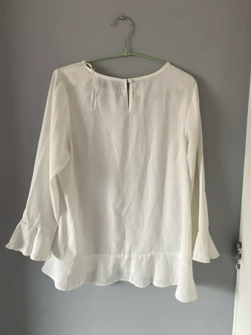 Blusa blanca con vuelos - 2