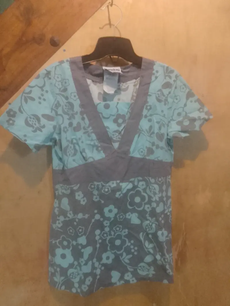 Blusa floral azul y gris