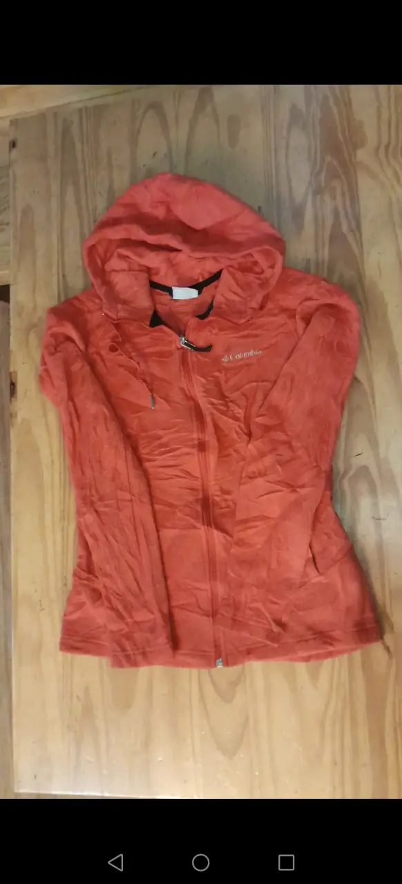 Chaqueta roja con capucha