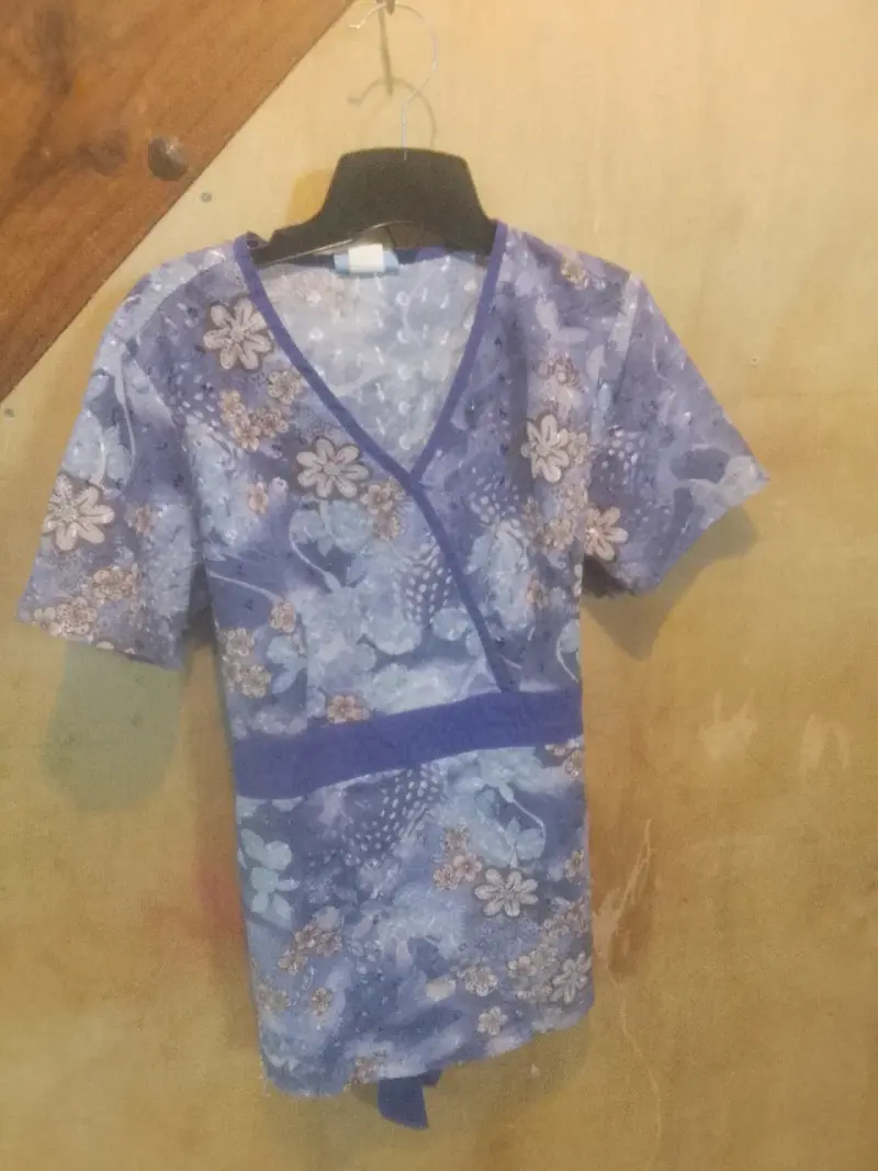 Blusa médica floral azul
