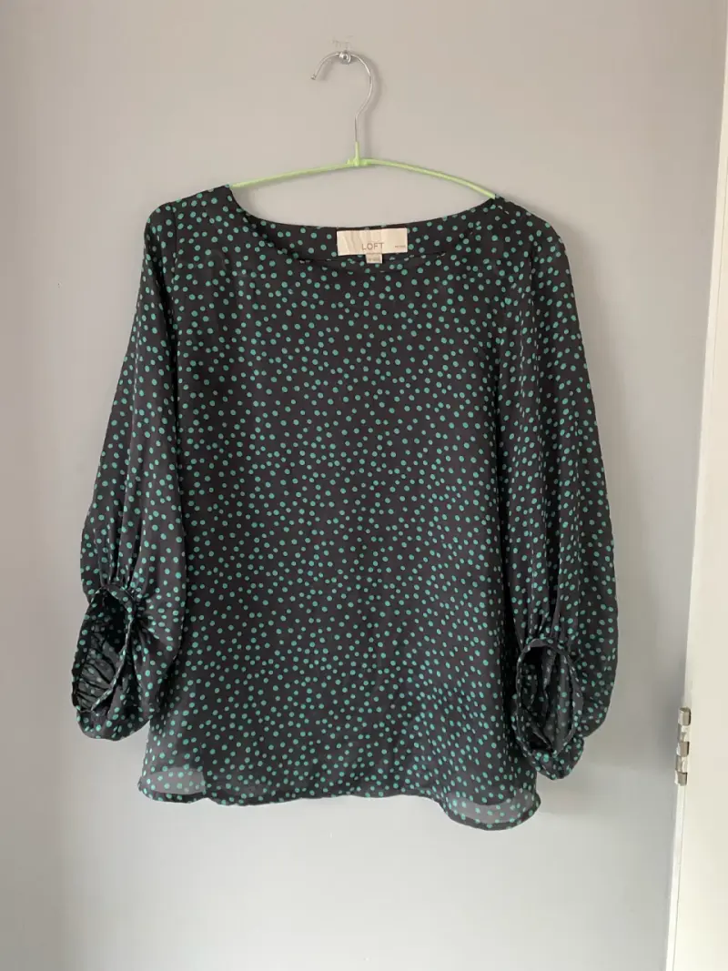 Blusa negra con lunares verdes - 1