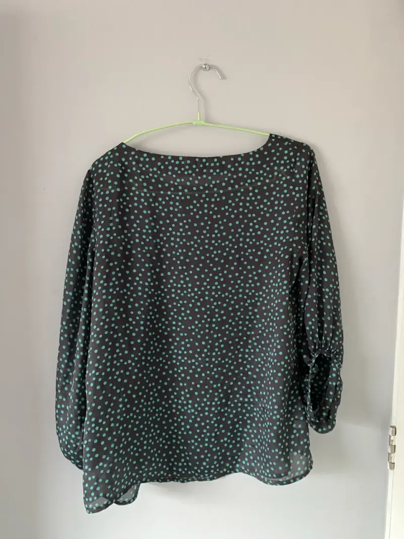 Blusa negra con lunares verdes - 2