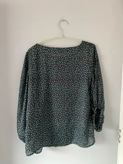 Blusa negra con lunares verdes - miniatura 2