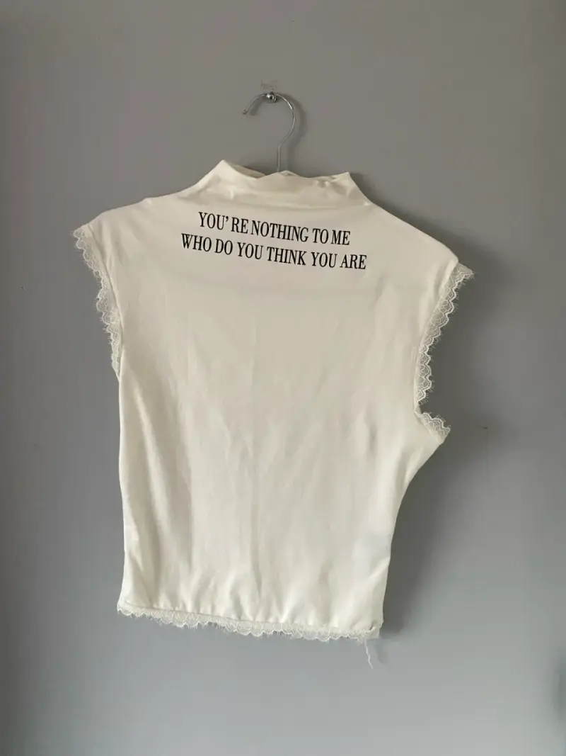 Polera blanca con texto estampado - 1