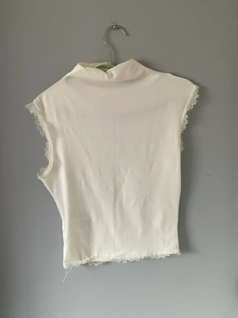 Polera blanca con texto estampado - 2