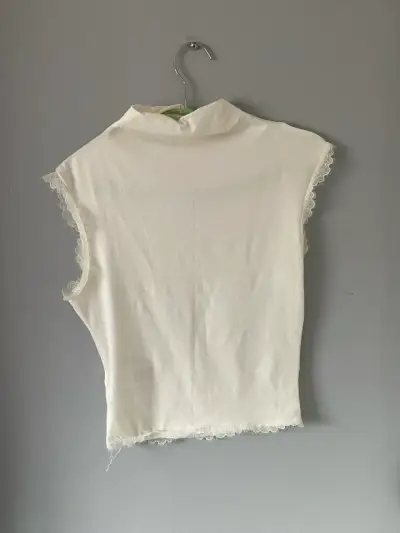 Polera blanca con texto estampado - miniatura 2